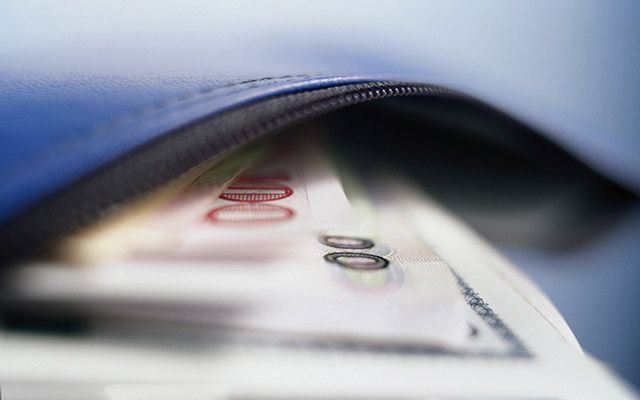 黄金震荡承压多空交织 美元走弱难抵多重利空